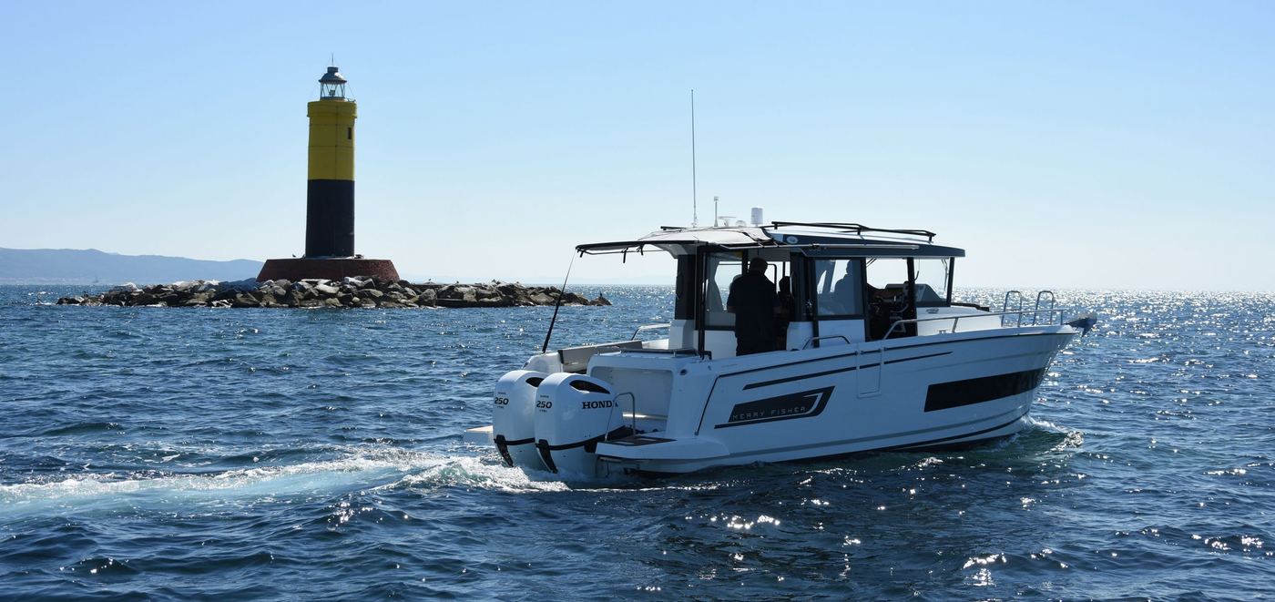 Imbarcazione davanti al faro
