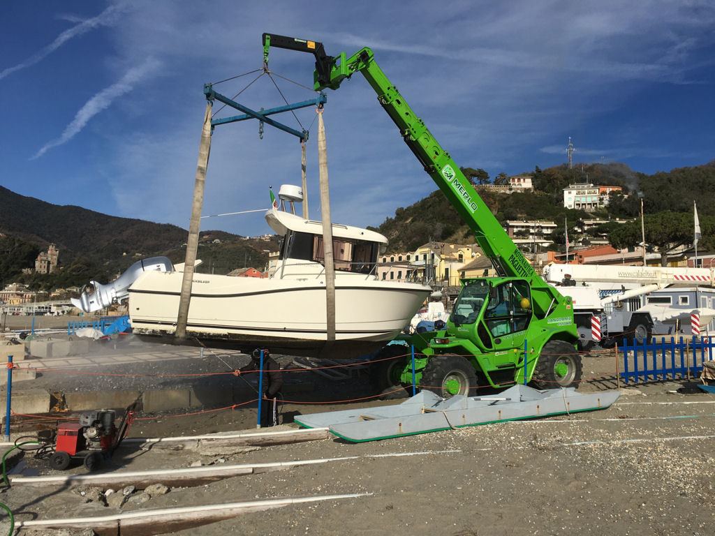 Varo di un'imbarcazione a Moneglia
