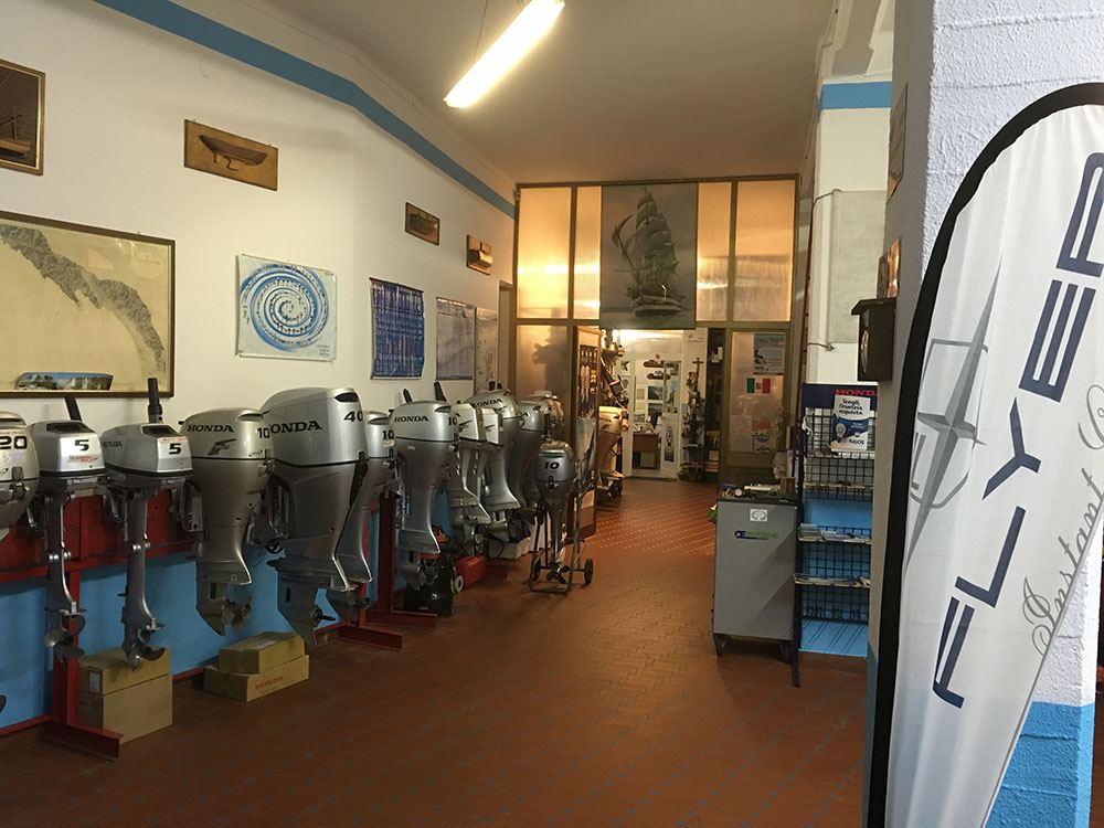 L'officina di Motonautica Pagliettini con i motori fuoribordo